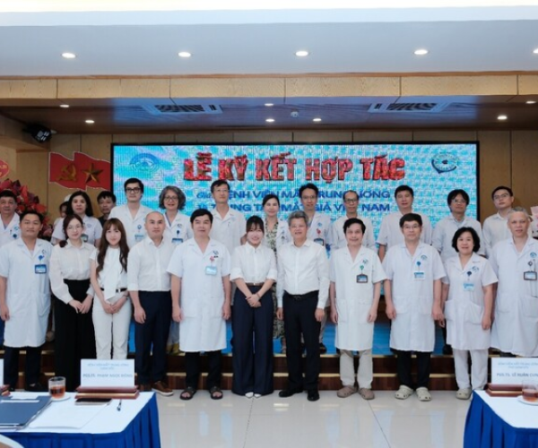 Sự kiện với sự tham dự của PGS.TS.BS Phạm Ngọc Đông - Giám đốc Bệnh viện Mắt Trung ương, bà Lê Thị Thanh Tâm - Giám đốc Trung tâm Mắt Giả Việt Nam và tập thể y bác sĩ từ 2 đơn vị.