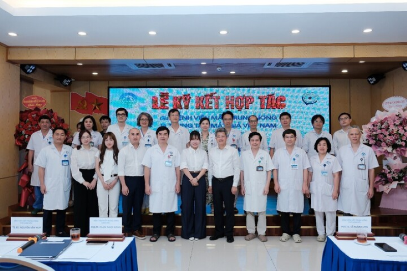 Sự kiện với sự tham dự của PGS.TS.BS Phạm Ngọc Đông - Giám đốc Bệnh viện Mắt Trung ương, bà Lê Thị Thanh Tâm - Giám đốc Trung tâm Mắt Giả Việt Nam và tập thể y bác sĩ từ 2 đơn vị.